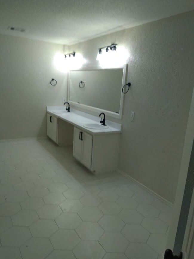 Building Photo - Spacious 3BR Home Just Minutes from Downto...