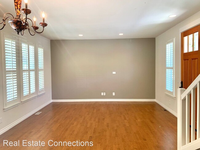Building Photo - 309 Creekside Village Dr