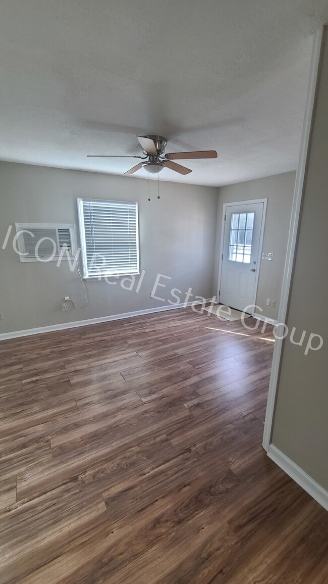 Building Photo - 1/1 townhome in the county-
