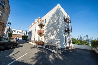 Building Photo - 5 Oak St