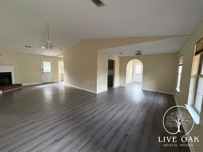 Foto del edificio - RATE DROP ALERT (was $1900/month) and MOVE-IN SPECIAL: $500.00 OFF 1st MONTH'S RENT!**