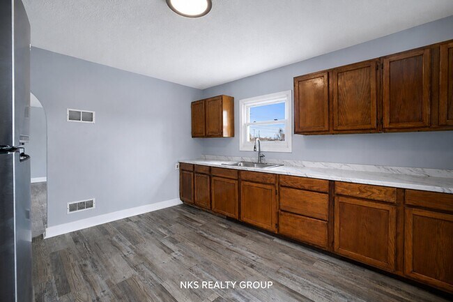 Foto del edificio - 2718 E Grand River Ave