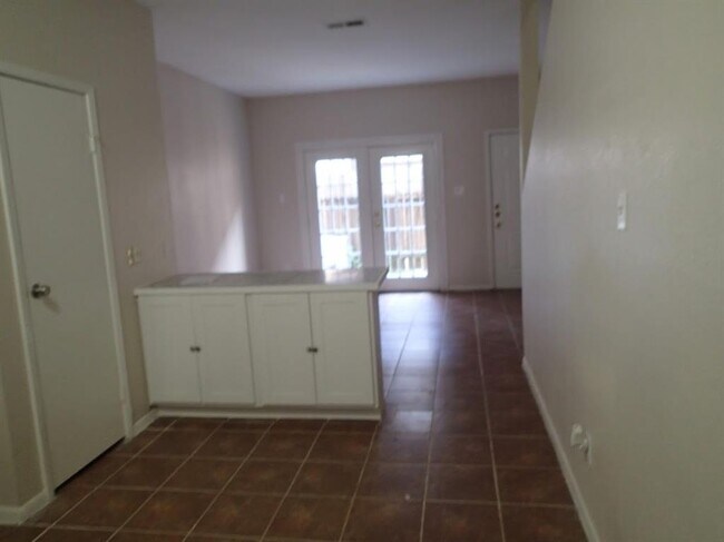 Building Photo - 9803 Club Creek Dr