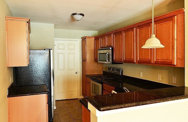 Building Photo - 1520 Sherwood Forest St