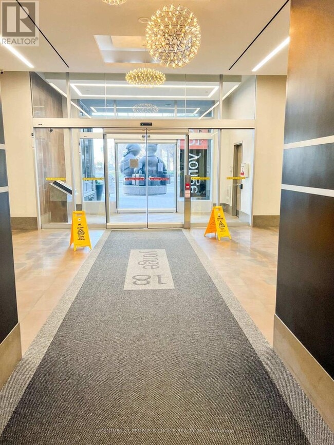 Photo du bâtiment - 18-818 Yonge St