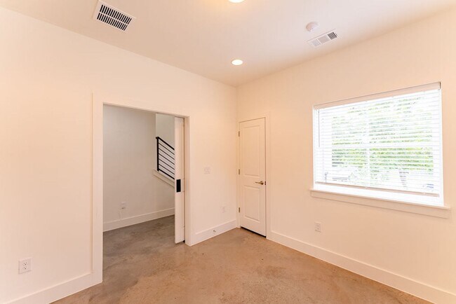 Building Photo - Stunning Contemporary Farmhouse: 3 Bed/2.5...