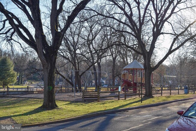 Building Photo - 302 Playground Dr