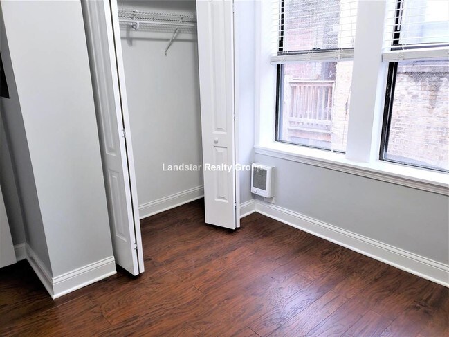 Building Photo - 3633 W Dickens Ave