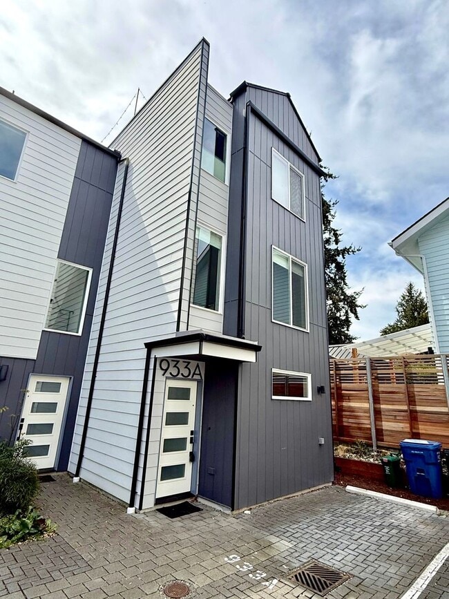 Building Photo - Modern Greenwood Townhome with Private Rooftop & Cascade Views