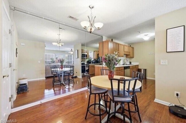 Foto del edificio - 903 Hanahan Ct