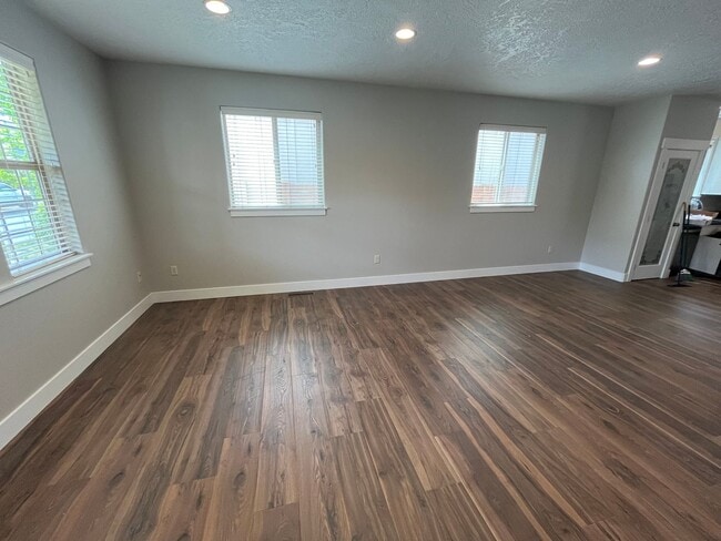 Building Photo - 3 Bed/2.5 Bath Single Family Home - Empire...