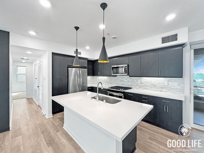 Foto del edificio - Beautiful 3BD/3BA w/ A/C, In-Unit Laundry, and Attached Garage in Mission Valley!