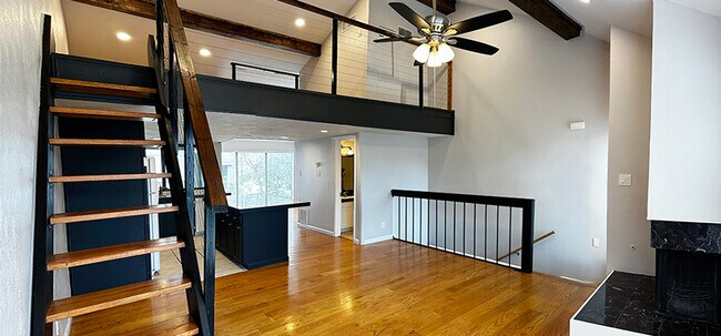 Vista del salón con altillo - 6724 Eastridge Dr