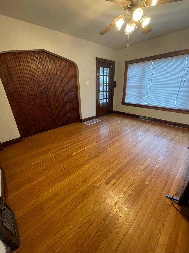 Large living room - 503 S 20th St