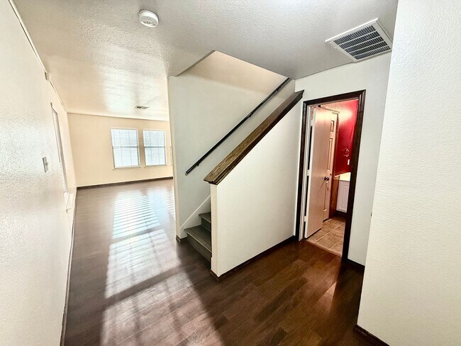 Foto del edificio - Spacious Inside & Out!