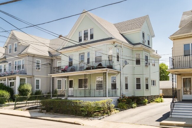 Building Photo - 19 Curtis St