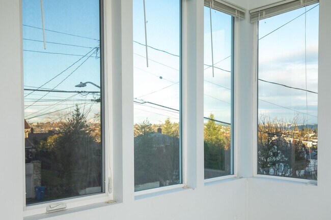 Foto del edificio - 2 bedroom 1.5.bathroom 1 off street parking
