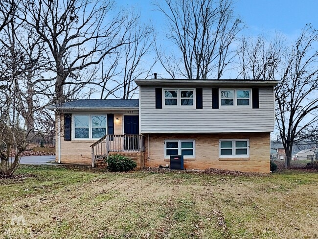 Building Photo - 1835 Mountainbrook Dr