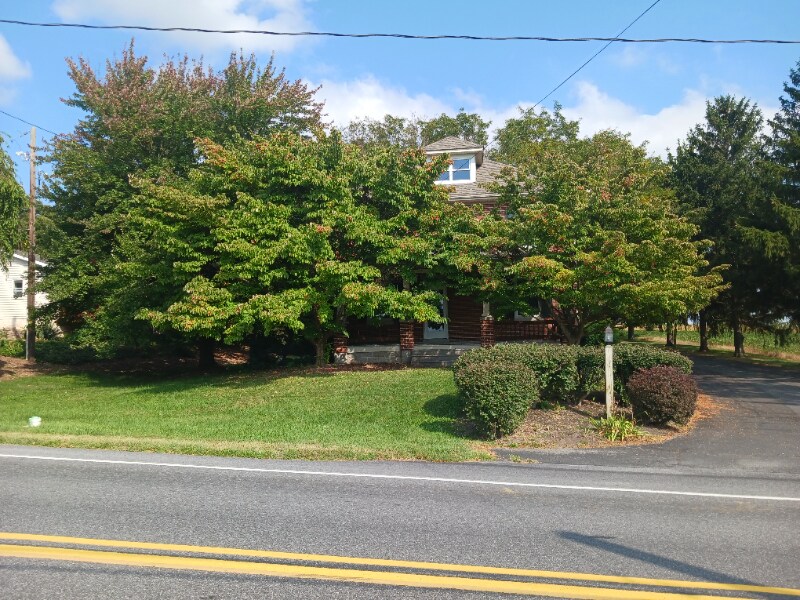 47 Hellers Church Rd, LeacockLeolaBareville, PA 17540 House Rental