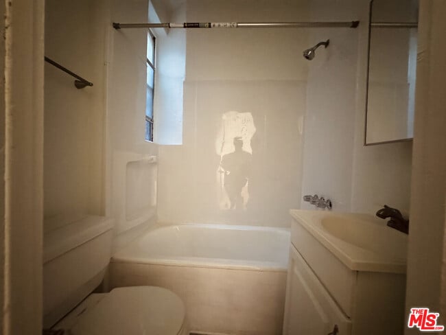 Building Photo - 920 S Hobart Blvd