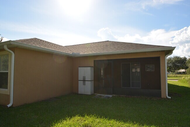 Foto del edificio - 3 BR 2 Bath Home in Southeast Palm Bay
