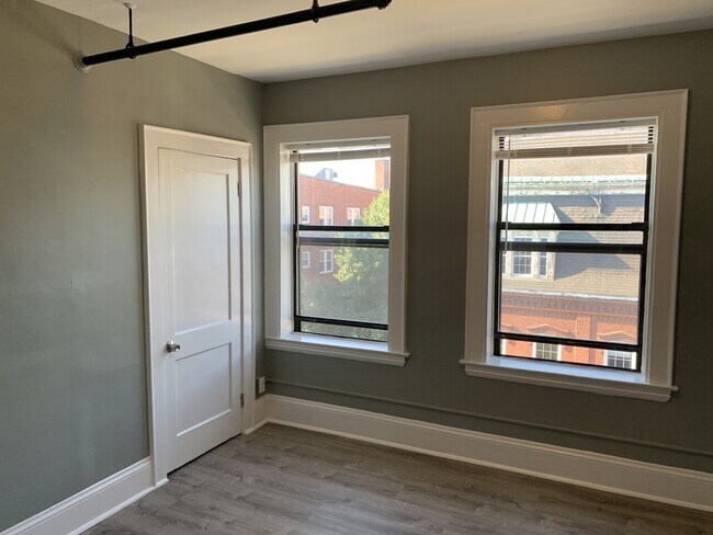 Building Photo - 148 Main