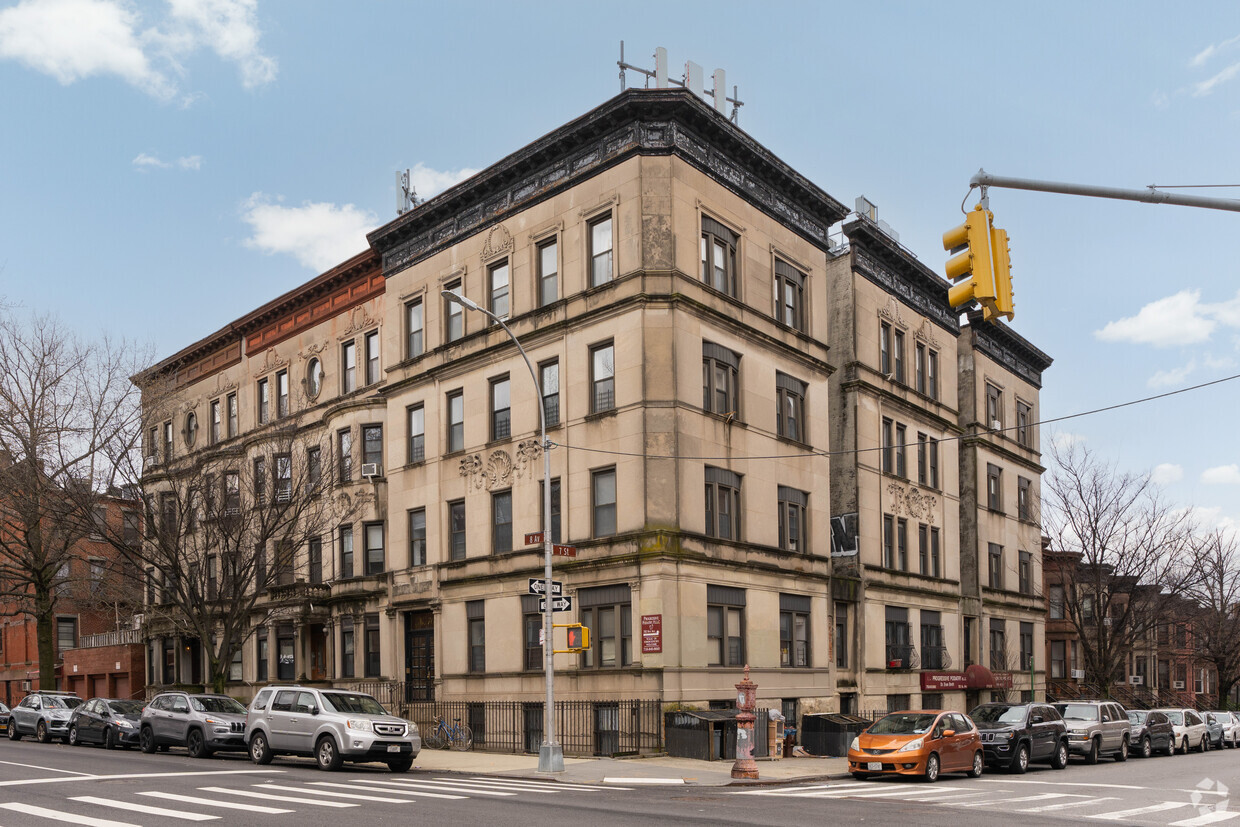 Primary Photo - 702-704 Eighth Ave