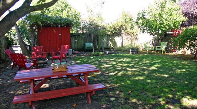 Building Photo - Enchanting two bedroom apartment with back...