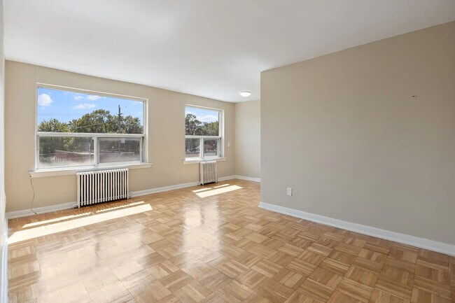 Photo du bâtiment - East York Apartments