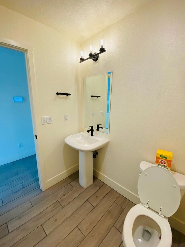 Foto del edificio - Beautiful 5 Bedroom 3.5 Bath Two-story sma...