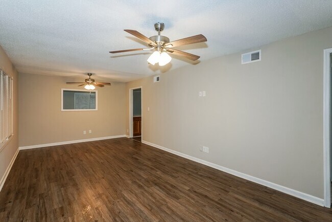 Building Photo - 223 Rebecca Ln