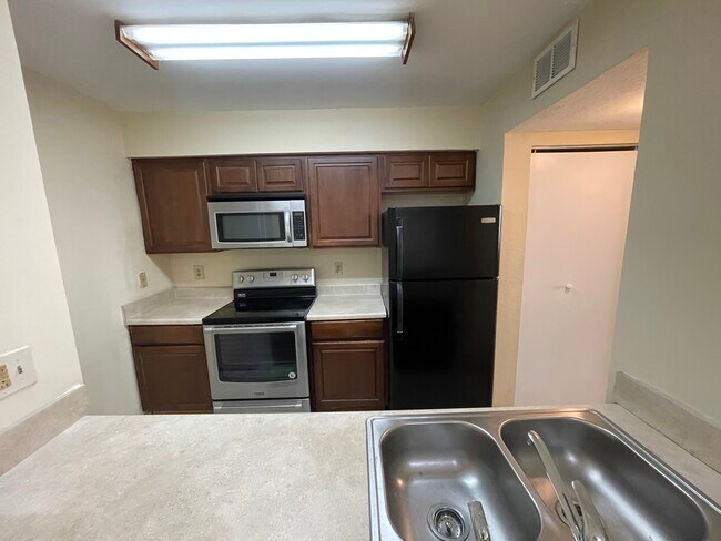 Building Photo - 2881 N Oakland Forest Dr