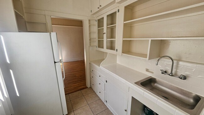 Foto del edificio - 1326 W 11th St