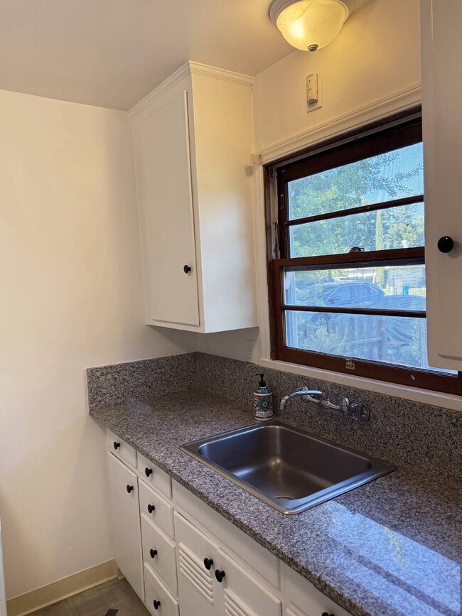 Building Photo - 1 Bed, 1 Bath in Glen Ellen