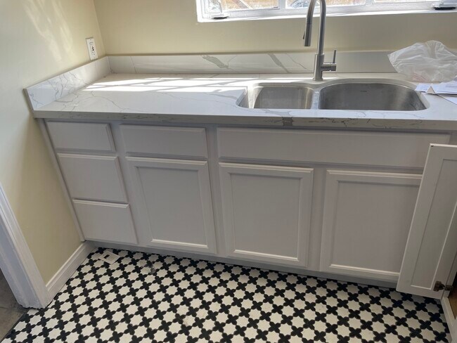 Building Photo - 1514 S Sierra Bonita Ave