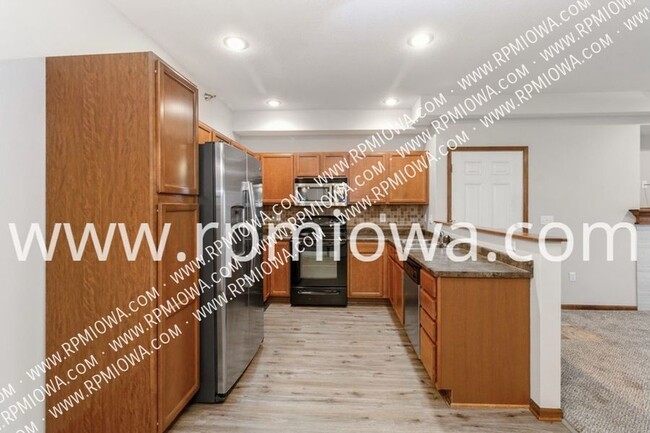 Building Photo - NEWLY UPDATED CONDO!! 3 Bedroom, 2 Bath Co...