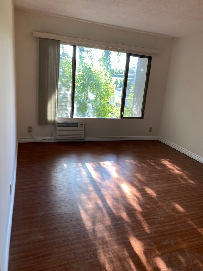 Foto del edificio - 8378 Blackburn Ave