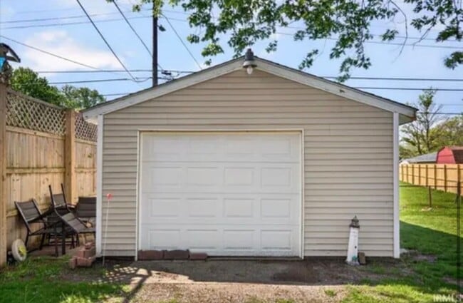 Building Photo - 2 bedroom, 1 bedroom Southside Home