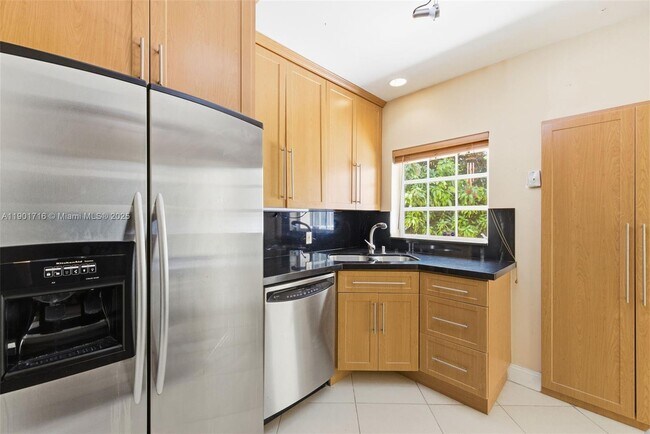 Foto del edificio - 3300 Segovia St