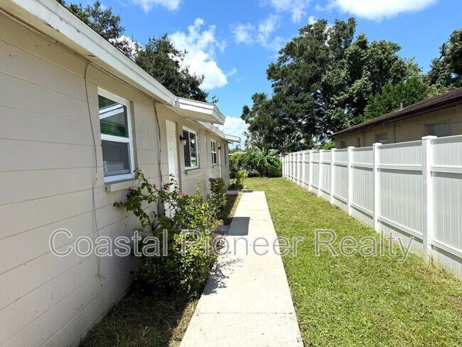 Building Photo - 2576 42nd Ave N