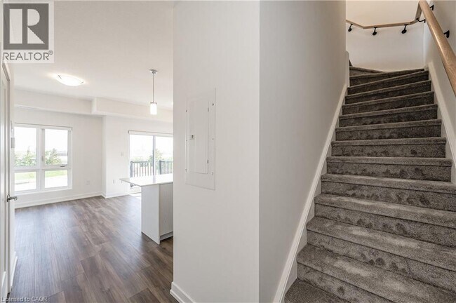 Building Photo - 20 Palace St