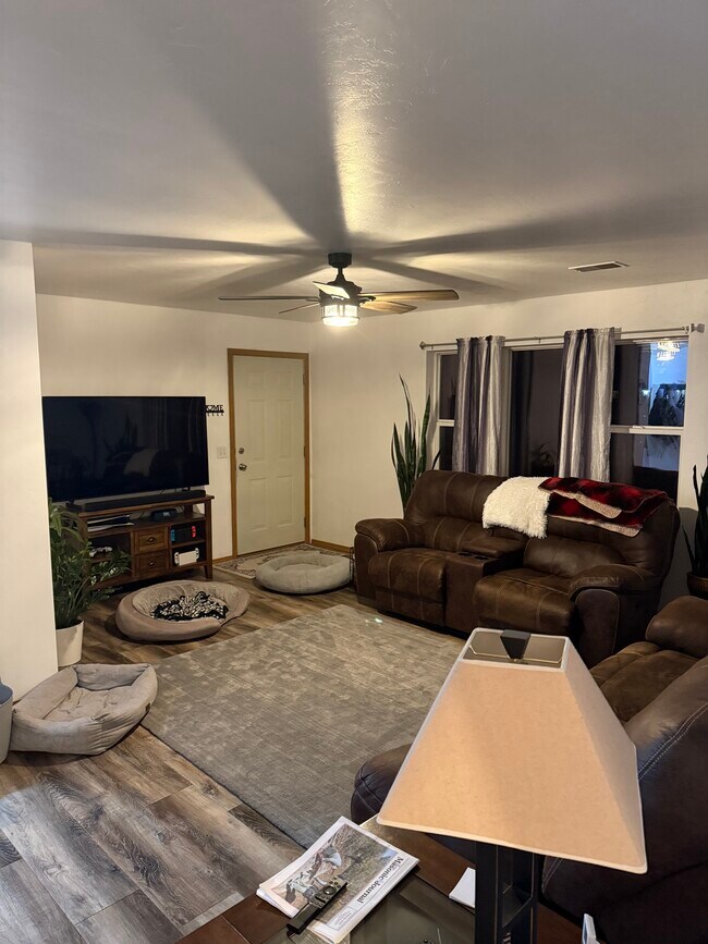 Foto del edificio - 4932 Rosewood Ct