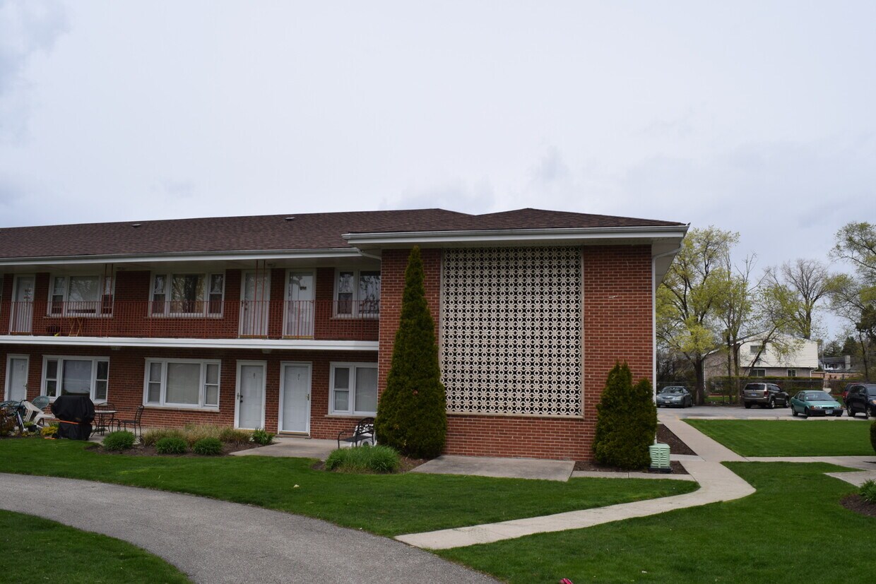 1107 Holiday Ln Unit 10, Des Plaines, IL 60016 Condo for Rent in Des