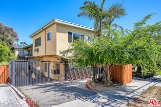Building Photo - 1648 Edgecliffe Dr