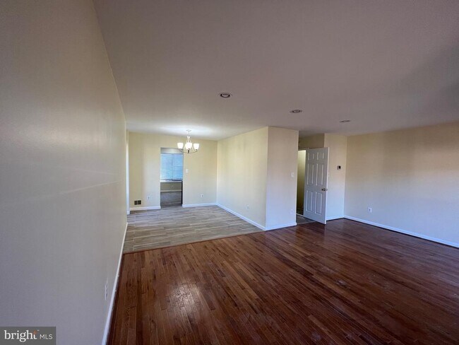 Building Photo - 12492 Oakwood Dr