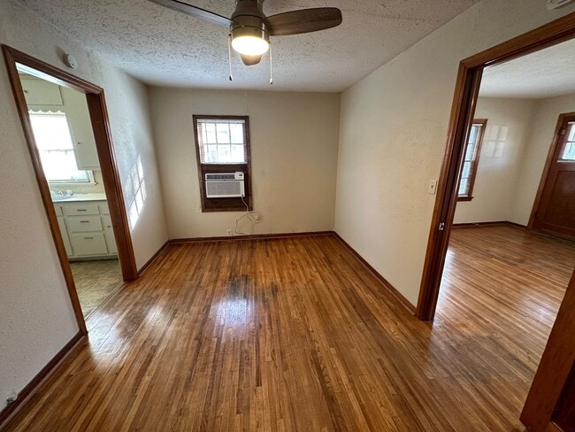 Building Photo - 1411 S Ong St