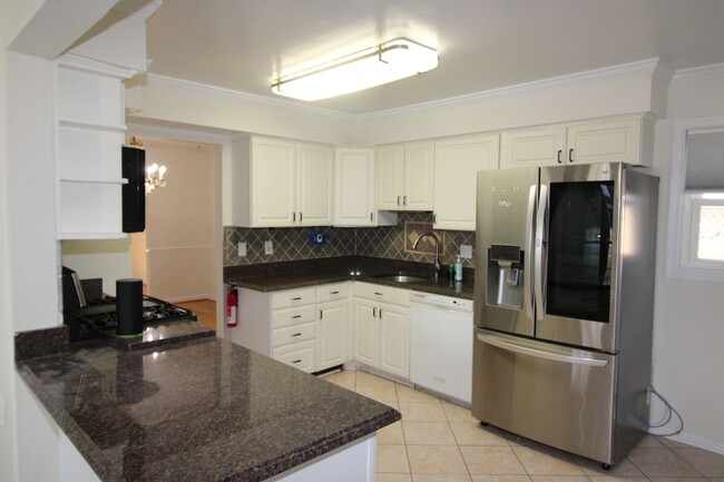 Foto del edificio - Beautiful 4BR 2 full 2 half bath corner lo...