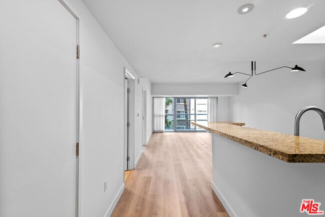 Building Photo - 13700 Marina Pointe Dr