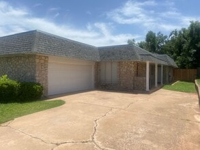 Building Photo - 2902 Pine Ridge Rd