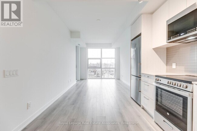 Photo du bâtiment - 1787-1787 St Clair Ave W